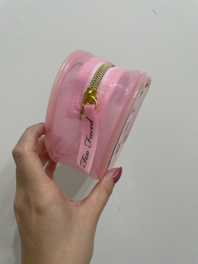 Necessaire Coração Rosa Transparente - Too Faced - Image 3